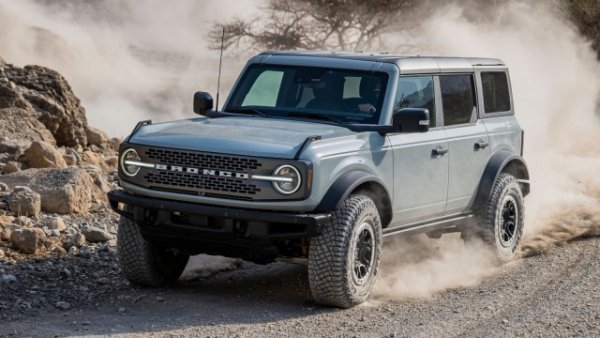 По чисто азбучен ред (на латински) първото превозно средство с висока проходимост е Ford Bronco. Идва с 2.7 литров EcoBoost V6 twin-turbo двигател с 335 к.с. мощност и 10-степенна автоматична скоростна кутия с възможност за намалени предавки за офроуд, деактивируемо задвижване на всички колела, 7 режима на шофиране за всички видове терени и много помощни средства за справяне с екстремни маршрути. Каско повече!

Говорим за Trail Turn Assist , който намалява радиуса на завой с 40% в тесни пространства; на Trail 1-Pedal Drive, позволяващ управление на автомобила само с педала на газта. Има и Trail Control , подобно на круиз контрола със скорости между 1 и 31 км/ч, което позволява на пилота да се концентрира единствено върху траекторията..

Към всичко това Bronco Outer Banks добавя електронно контролиран централен диференциал, докато Badlands също се характеризира с наличието на заключващ се преден диференциал и система за деактивиране на предна стабилизираща щанга, за да предложи максимална пъргавина на труден терен.

С капацитет за преминаване от 800 и ход на окачването от 261 мм, Ford Bronco гарантира високо представяне извън пътя. От ключово значение е високоякостната стоманена надлъжна рамка със седем напречни греди. Предните и задните куки за теглене са стандартни.
 
Както се очакваше, има две версии: Outer Banks и Badlands, започвайки от цена от 176 500леа у нас. Това е солиден и мускулест офроудър, но също така и високо технологичен, както се демонстрира от системата на 360° камера. Тя проектира това, към което предните колела ще се изправят директно върху екрана на информационно-развлекателната система. 

Подвижният твърд покрив е модулен, разделен на четири панела. Две от тях, предните, могат да се съхраняват със специални чанти на борда на автомобила. Освен това всички врати могат да бъдат премахнати само за 8 минути .